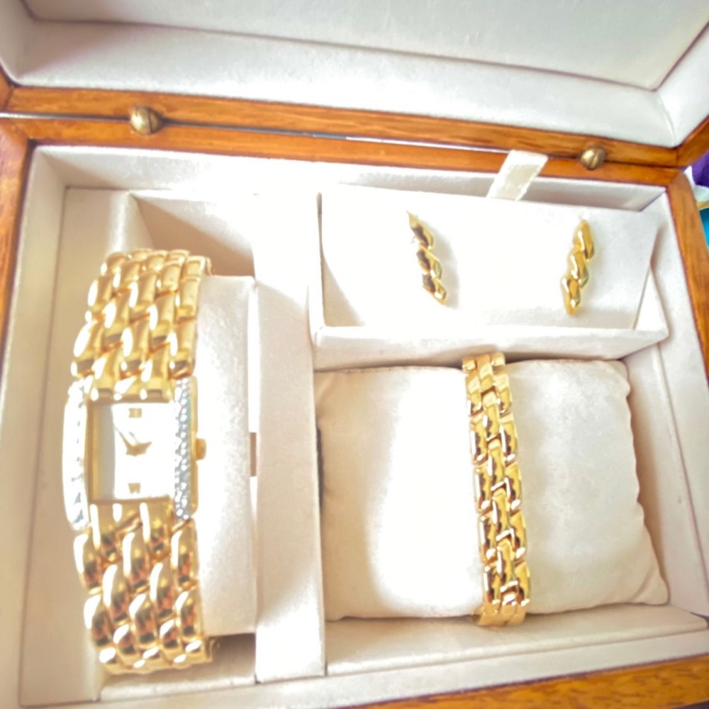 Women’s Citizens 16 Diamond Chip Elegance Watch Set